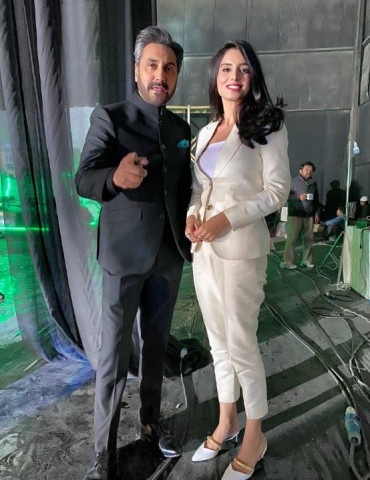 adnan siddiqui s recent picture with zainab abbas has twitter in fits adnan siddiqui s recent picture with zainab abbas has twitter in fits