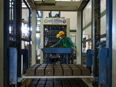 filipinos turn volcano s ash plastic trash into bricks