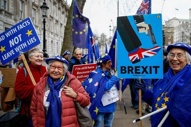 anti brexit protesters are seen in front of downing street in london britain jan 8 2020 photo afp anti brexit protesters are seen in front of downing street in london britain jan 8 2020 photo afp