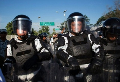 mexican troops repel border storming migrant caravan mexican troops repel border storming migrant caravan