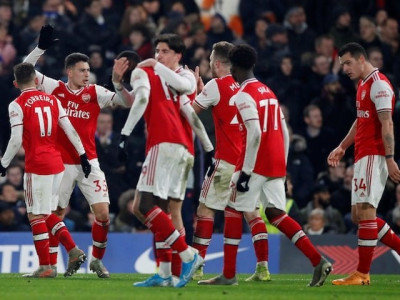 ten man arsenal hold chelsea in torrent of late premier league goals ten man arsenal hold chelsea in torrent of late premier league goals
