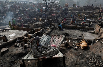 massive fire engulfs 200 shanties near teen hatti slums no casualties