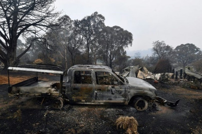 waterbombing plane missing as australia bushfires flare