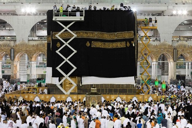 saudi labourers changing the cloth of the khana e kaaba photo afp file