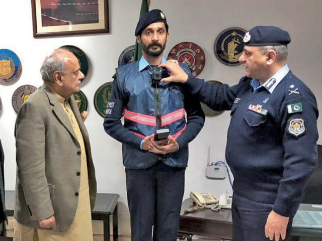 igp aamir zulfiqar briefs interior minister ijaz shah on the new body cams pinned on police officers photo express igp aamir zulfiqar briefs interior minister ijaz shah on the new body cams pinned on police officers photo express