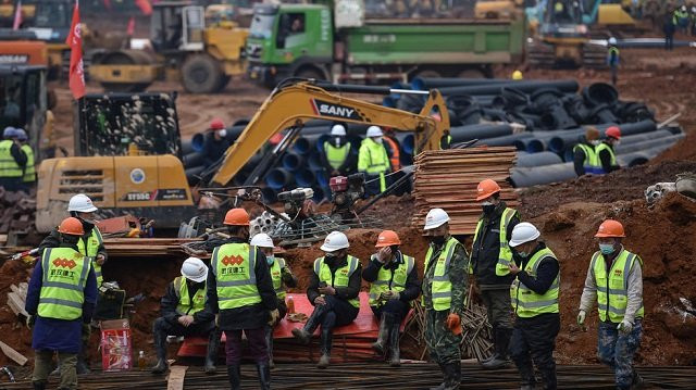 china races against the clock to build virus hospitals photo afp china races against the clock to build virus hospitals photo afp