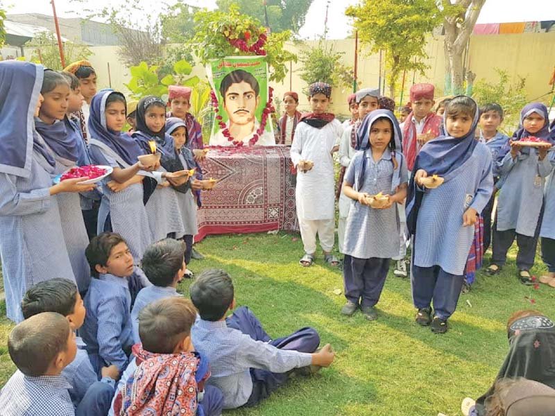 students at ghulam bhutto elementary school in larkana commemorate the sacrifices made by freedom fighter hemu kalani who was hanged by the british 77 years ago photo courtesy ghulam bhutto elementary school