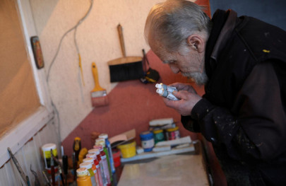 blind bulgarian artist finds a way to continue painting blind bulgarian artist finds a way to continue painting