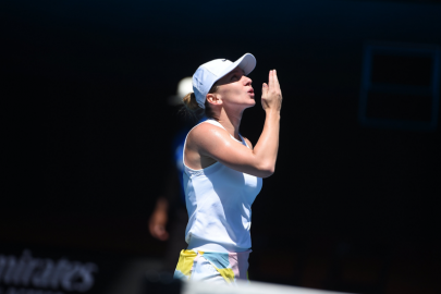 champion s mindset propels halep into melbourne semi finals