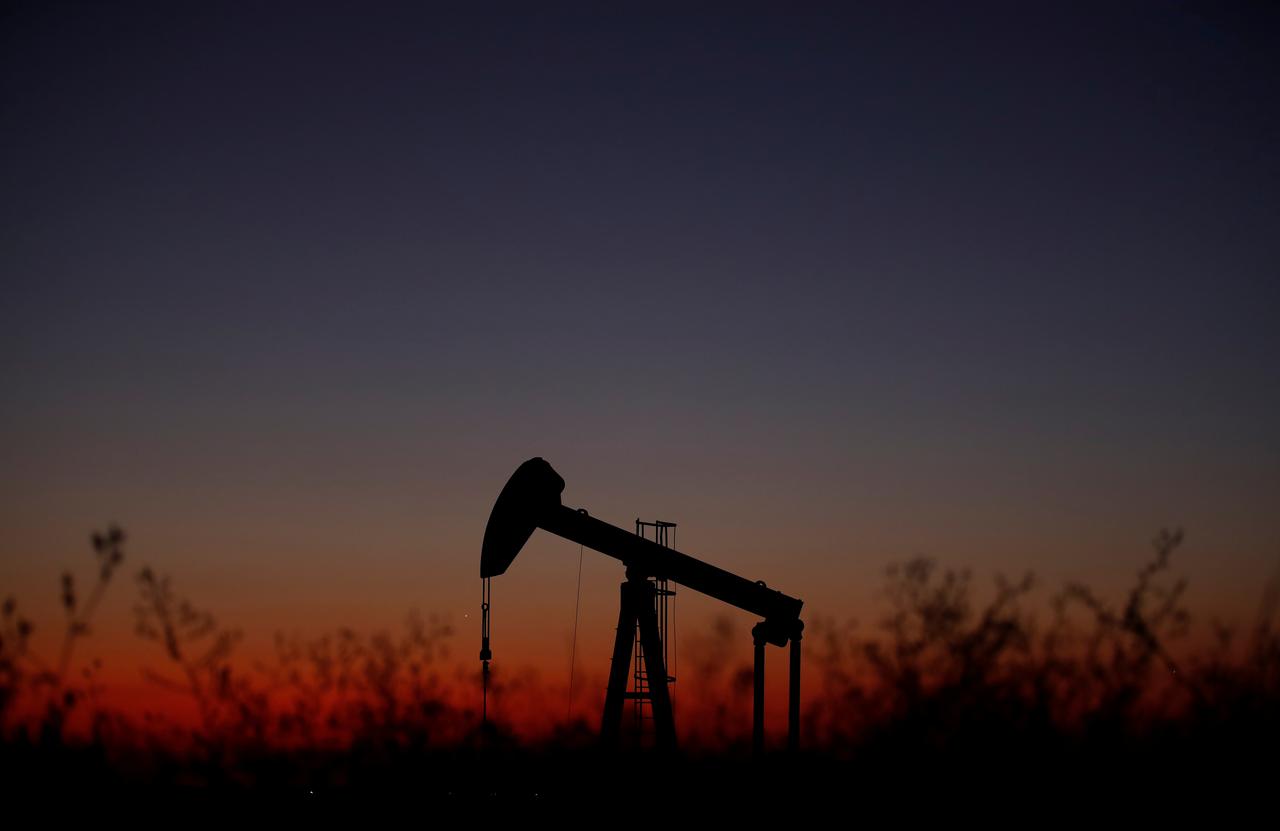 oil rises as markets wait for virus impact us stocks fall photo reuters