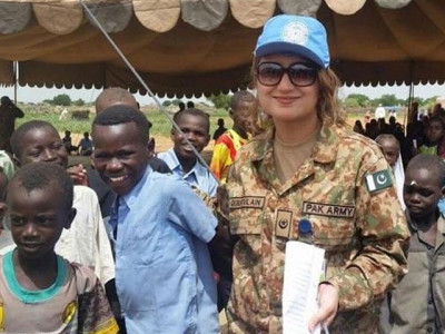 pakistani female army officers awarded un medal in democratic republic of congo
