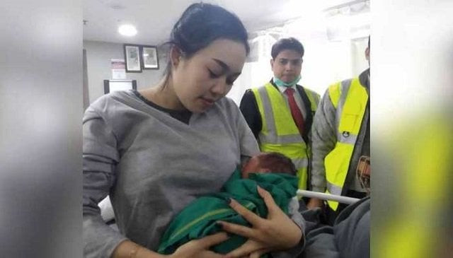 woman delivers baby with the help of qatar airways cabin crew photo ndtv woman delivers baby with the help of qatar airways cabin crew photo ndtv