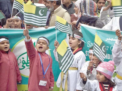 kashmiris fighting indian tanks guns with pebbles kashmiris fighting indian tanks guns with pebbles