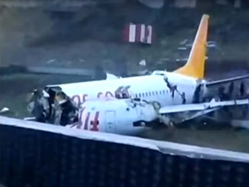 plane crashes after landing in istanbul 21 injured