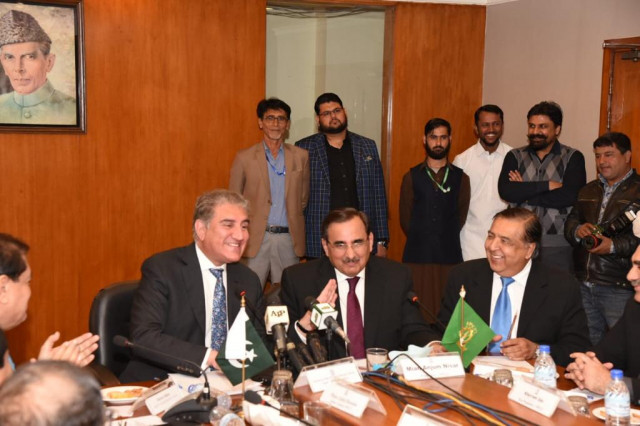 fm qureshi interacts with fpcci members photo smq fm qureshi interacts with fpcci members photo smq