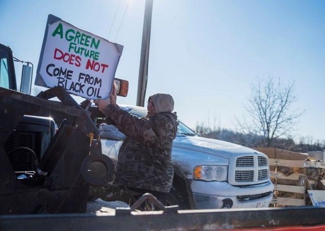 gas pipeline protests force canada railway closures