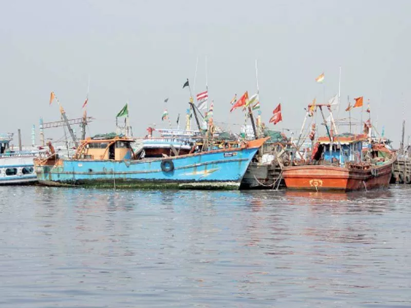 four fishing vessels carrying indian fishermen were intercepted by psma near sir creek 10 to 15 kilometres inside pakistani waters photo online four fishing vessels carrying indian fishermen were intercepted by psma near sir creek 10 to 15 kilometres inside pakistani waters photo online