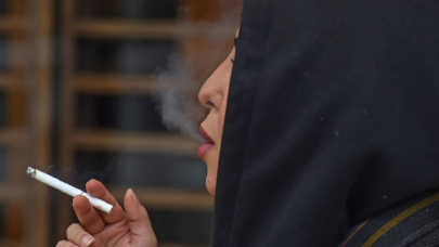 saudi women smoke in public to complete their freedom saudi women smoke in public to complete their freedom