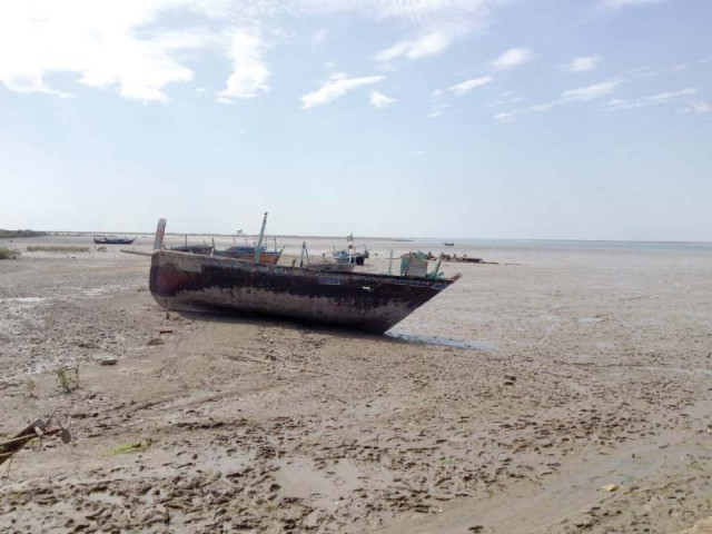 a boat stranded on the shore of thatta after a flood photo express a boat stranded on the shore of thatta after a flood photo express