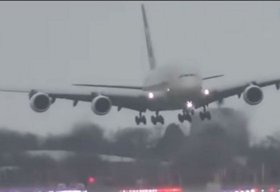 watch pilots tackle unseen forces of nature during landing at london airport watch pilots tackle unseen forces of nature during landing at london airport