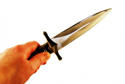 thief stabs guard to death thief stabs guard to death