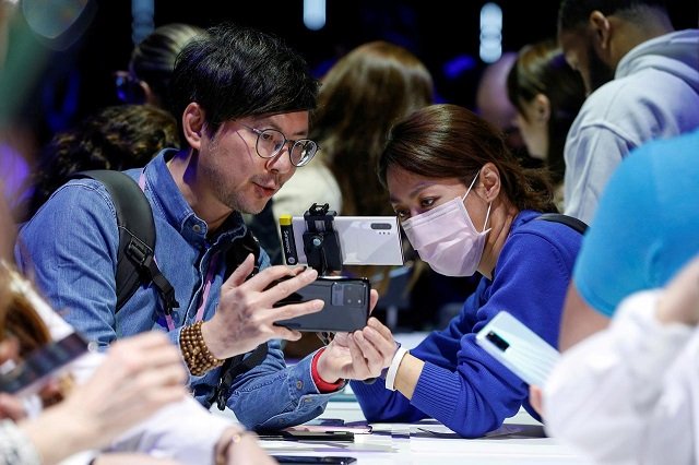 attendees look at a samsung galaxy s20 ultra 5g smartphone during samsung galaxy unpacked 2020 in san francisco california us february 11 2020 photo reuters