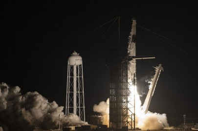spacex announces partnership to send four tourists into deep orbit