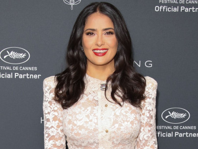 salma hayek retorts fan accusing her of getting botox