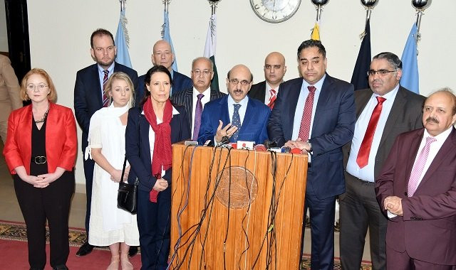 ajk president meets a high level british parliamentary delegation headed by mp debbie abrahams chairperson aapkg photo express ajk president meets a high level british parliamentary delegation headed by mp debbie abrahams chairperson aapkg photo express