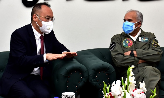 Air Chief Marshal Mujahid Anwar Khan, Chief of the Air Staff, PAF along with Mr. Nong Rong, Chinese Ambassador to Pakistan exchanging views at the culmination of Exercise Shaheen-IX (24-12-2020). PHOTO: PAF