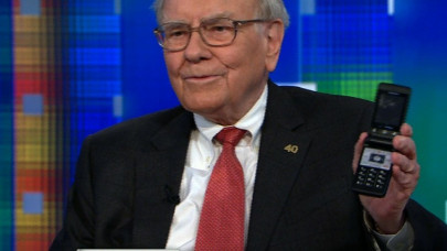 apple investor warren buffett finally replaces his flip phone with iphone