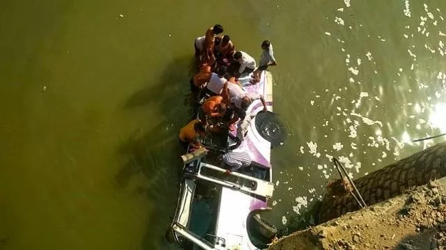 people try to rescue passengers after a bus ferrying a wedding party fell while crossing a bridge over the maiz rover in rajasthan s bundi district photo afp people try to rescue passengers after a bus ferrying a wedding party fell while crossing a bridge over the maiz rover in rajasthan s bundi district photo afp