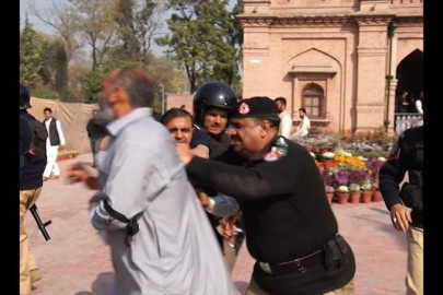 islamia college teachers baton charged islamia college teachers baton charged