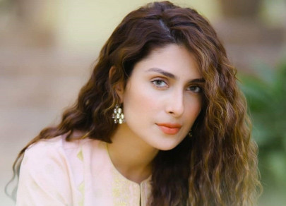 ayeza khan slams keyboard warriors for trusting everything on the internet