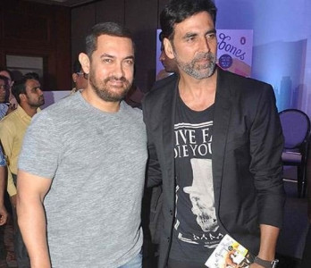 watch akshay kumar once gave away his award to aamir khan watch akshay kumar once gave away his award to aamir khan