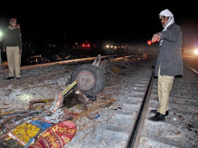 train crashes into bus in sukkur 20 killed train crashes into bus in sukkur 20 killed