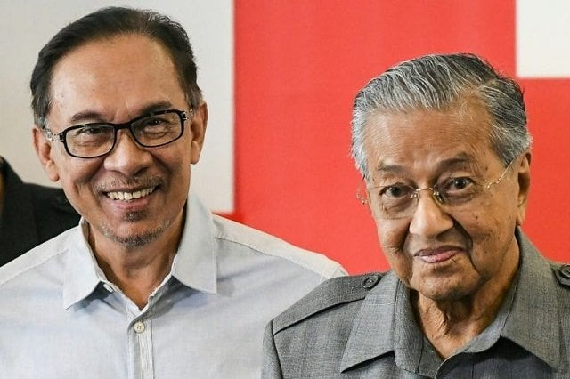 mahathir mohamad r and anwar ibrahim have put their differences aside to keep the party of disgraced ex leader najib razak from returning to power photo afp mahathir mohamad r and anwar ibrahim have put their differences aside to keep the party of disgraced ex leader najib razak from returning to power photo afp