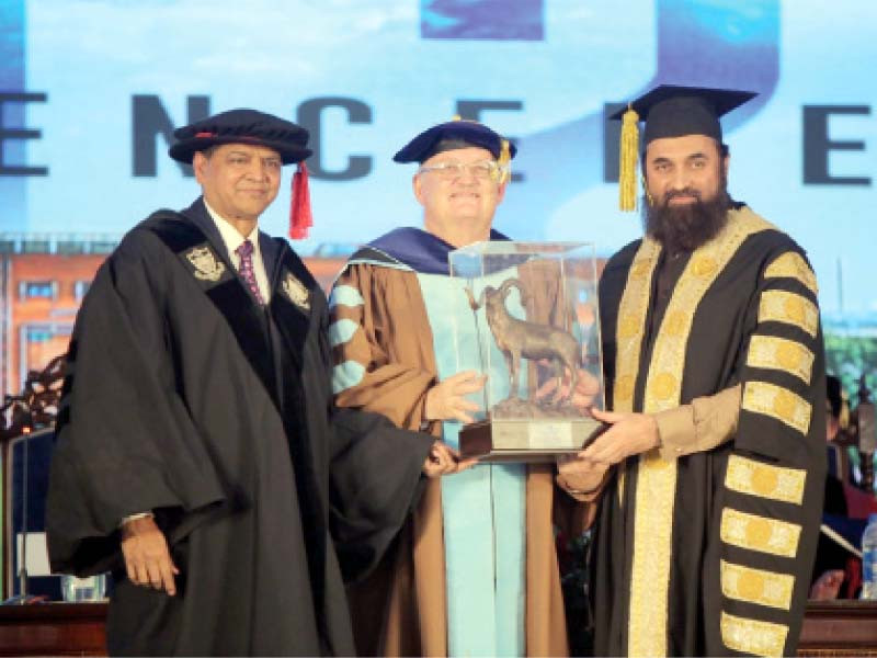 punjab governor muhammad balighur rehman attends the fccu s commencement ceremony as chief guest photo express