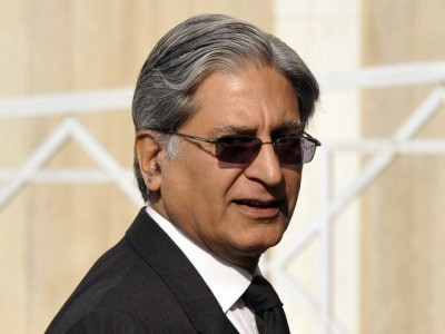 aitzaz criticises pml n s politics