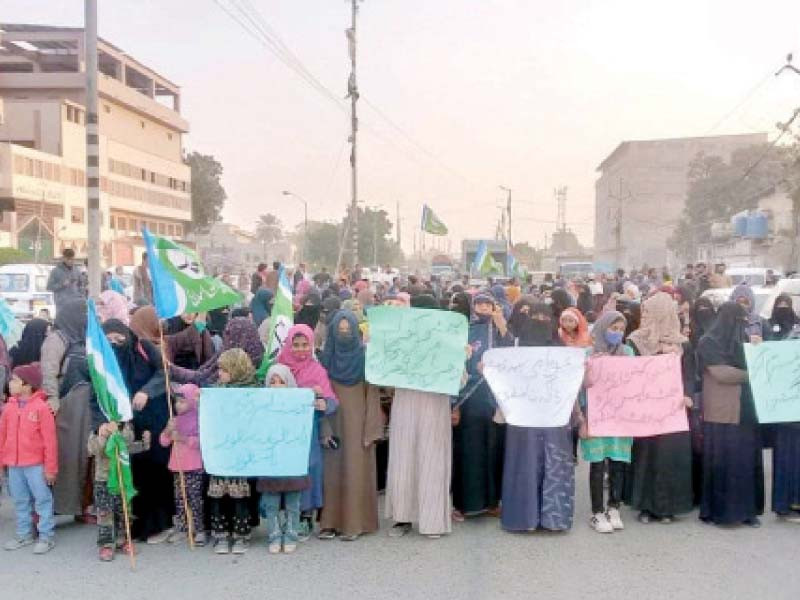 jamaat e islami women block the road outside the west district registration office on the call of their party chief to protest against alleged rigging in the karachi local government elections photo ppi