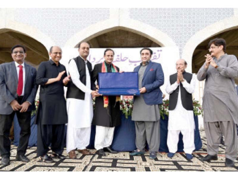 ppp chairman and foreign minister bialwal bhutto zardari hands over the symbolic key of the city to karachi mayor murtaza wahab and deputy mayor salman abdullah murad after their swearing in on monday photo nni