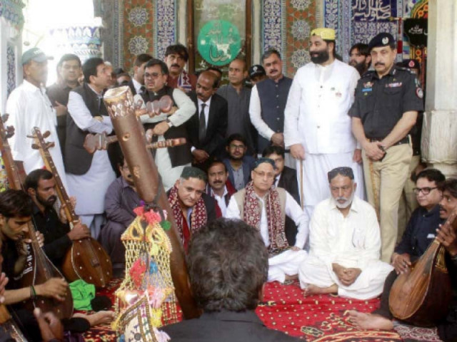 folk singers present poetry of sufi saint shah abdul latif bhitai at his shrine on his 280th urs photo inp folk singers present poetry of sufi saint shah abdul latif bhitai at his shrine on his 280th urs photo inp