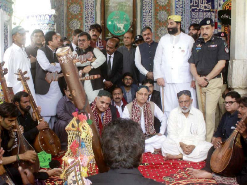 folk singers present poetry of sufi saint shah abdul latif bhitai at his shrine on his 280th urs photo inp