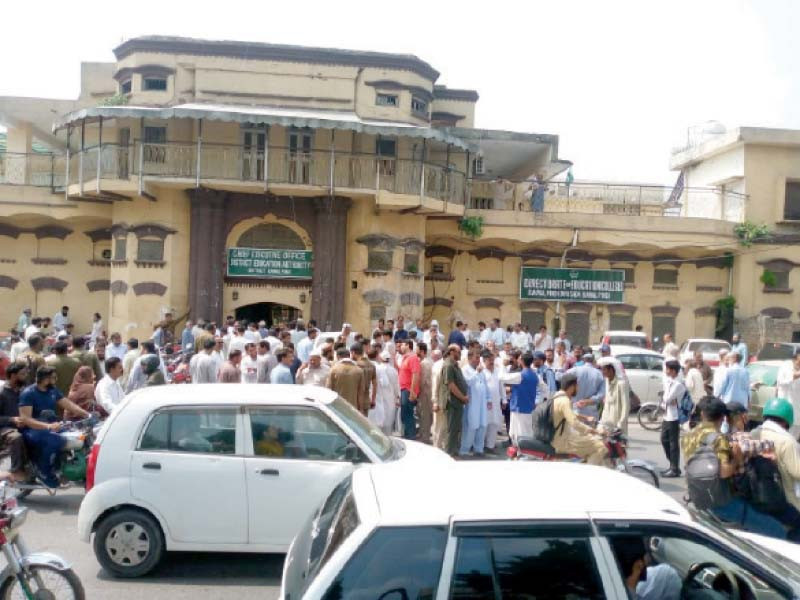 the federal government employees chanted slogans in favour of their demands during a protest demonstration held outside the office of the district education authority photo express