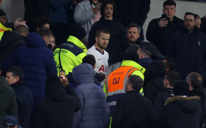 watch tottenham s dier climbs into crowd to confront fan watch tottenham s dier climbs into crowd to confront fan