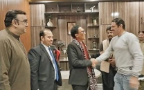 sukkur press club office bearers welcome the indonesian consul general dr june kuncoro hadiningra photo express
