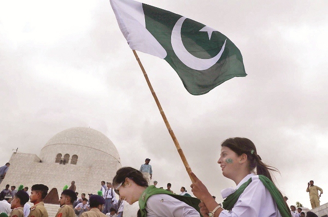 Students and other citizens visited the mausoleum. PHOTO: ONLINE