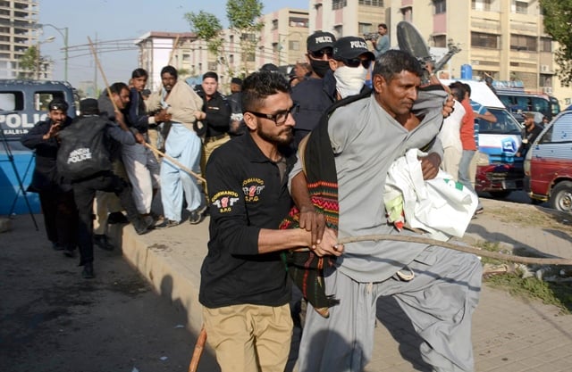 Sugar cane farmers attempted to reach Bilawal House in Clifton to hold a protest. PHOTO: MOHAMMAD AZEEM/EXPRESS