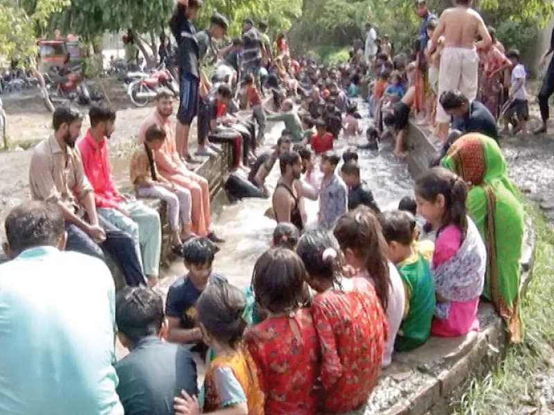 overflowing canals become eid refuges with people seeking relief from the heat amidst lively snack vendors photo express overflowing canals become eid refuges with people seeking relief from the heat amidst lively snack vendors photo express