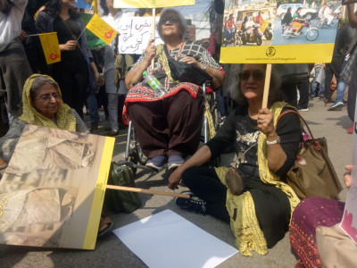 in lahore thousands join aurat march amid debate on slogans in lahore thousands join aurat march amid debate on slogans
